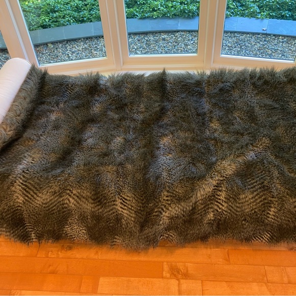 Beautiful Grey Modern Bella Luca Raccoon Fur Accent Fine Lien blanket - Picture 10 of 11